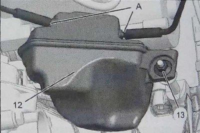 Отверните гайку (13) и снимите вакуумный бачок…