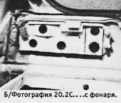 2. Для снятия печатной схемы сжать две защелки и…