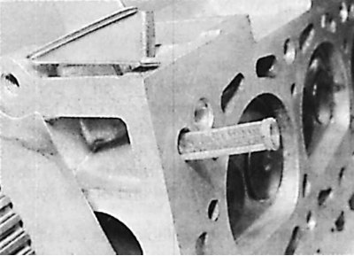 15. Снять маслоотражательные колпачки.