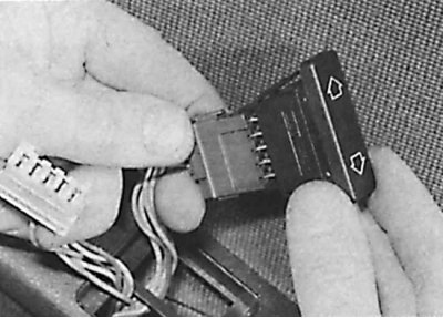 5. На моделях с ручным стеклоподъемником снять…