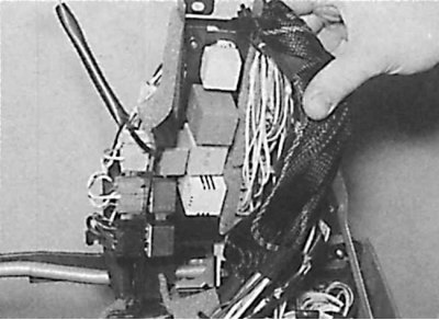 Расположение главного блока реле (модели с 1993…