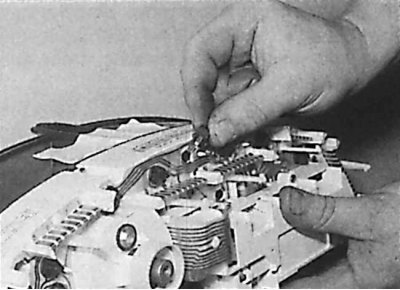 1. Снять комбинацию приборов.