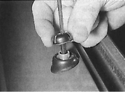 4. Отвинтить нижний болт крепления антенны.