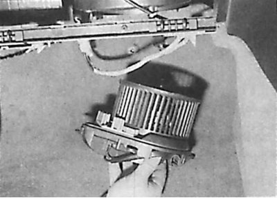 3. Отсоединить электрические разъемы.