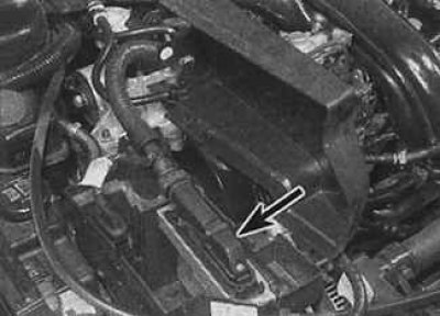 1. Снимите крышку блока ECU (указана стрелкой).
