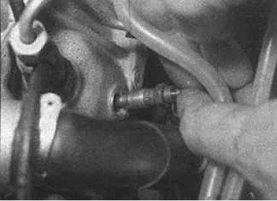 5. Отвинтите свечу накаливания и извлеките из блока цилиндров.