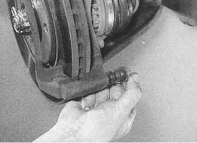 9. Перед установкой колодок проверьте, чтобы…