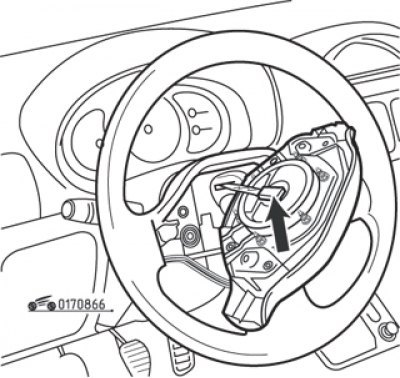 Рис. 8.66. Снятие модуля подушки безопасности с рулевого колеса (стрелкой показан контактный разъем)