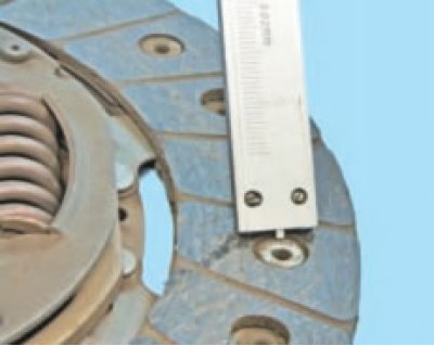 Осмотрите контактные поверхности ведомого диска сцепления на отсутствие признаков износа,…