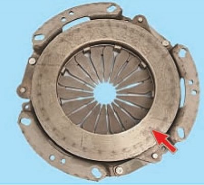 Рисунок 4.4. Проверка состояния рабочей поверхности нажимного диска (стрелка)
