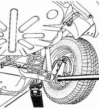 10. Отверните болт крепления нижней опоры одного амортизатора.