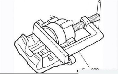 Рисунок 7.2. Утапливание поршня в суппорт с помощью приспособления Fre. 823