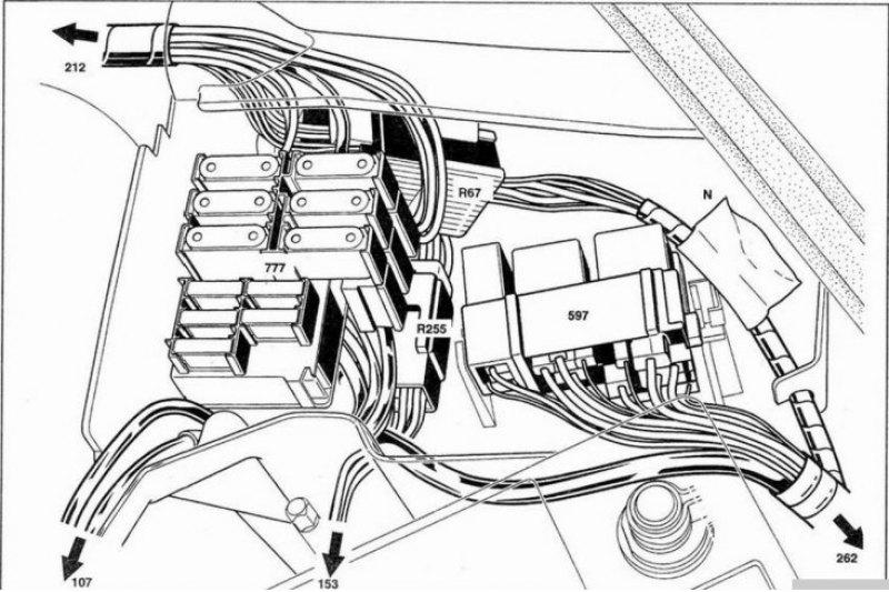 Рис. 3. Блок реле и предохранителей в моторном отсеке.