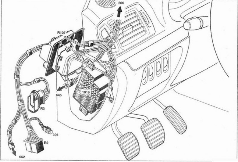 Рис. 4. Блок реле и предохранителей в салоне автомобиля.