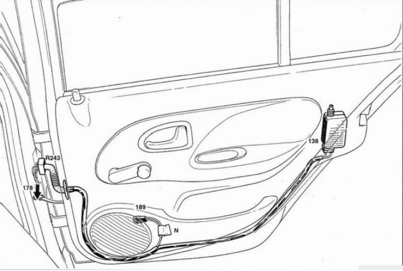 Рис. 11. Правая задняя дверь.