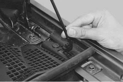 Замок капота рено логан 1. Logan под капотом. Рено логан 2 открытый капот. Утеплитель капота логан 2. Шумоизоляция капота логан 1.