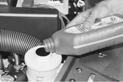 2. ...и долейте необходимое количество рабочей жидкости.