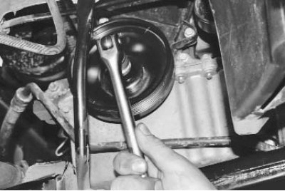 7. Проверните коленчатый вал по часовой стрелке…