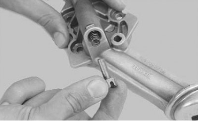 6. Извлеките стопор...