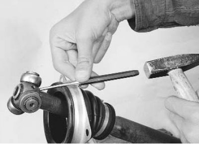 2. Сдвиньте по шлицам вала ступицу с роликами...