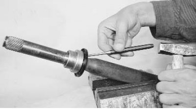 6. При необходимости замены сальника (в случае течи масла из коробки передач) сбейте с вала ударами…