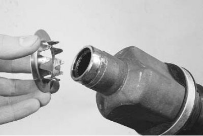 1. Снимите с хвостовика корпуса шарнира грязеотражательную шайбу.