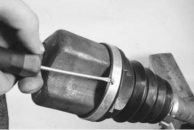 2. Снимите большой хомут крепления чехла, отогнув его усик отверткой...