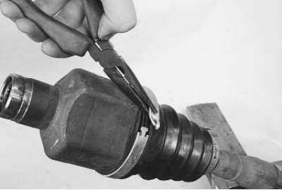 3. ...и захватив хомут пассатижами с тонкими губками.