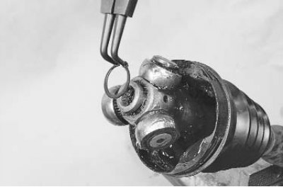 8. Снимите стопорное кольцо ступицы шарнира, разжав его съемником стопорных колец или круглогубцами…