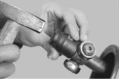 15. Напрессуйте на шлицы вала ступицу шарнира в сборе с роликами (в качестве оправки можно…