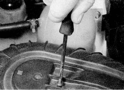 1b. Отверните центральный винт крепления.