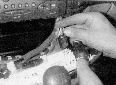 4a. Отключите разъемы электропроводки.