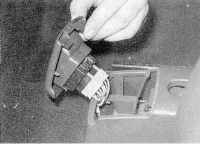2a. Нажмите крепежные скобы.