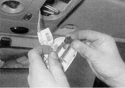 2. Поверните держатель лампы против часовой…