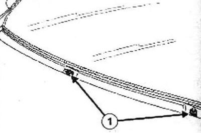 Снимите колпачки гаек (1).