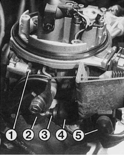 Слева: у одноточечной системы впрыска Bendix…
