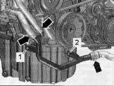 6. Выкрутить винты крепления (1) (8 Нм) и (2) (8…