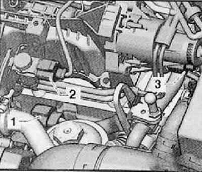9. Отсоединить разъем жгута электропроводки (3)…