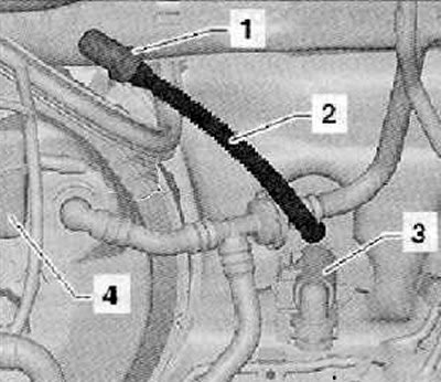 8. Поднять шланг (2) и отвести в сторону.