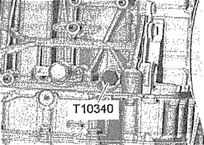 Осторожно! Опасность повреждения двигателя! Если ввернуть стопорный болт-Т10340- до конца не…