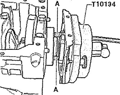 Закрепить приспособление -Т10134- на фланце коленвала. Ввернуть винты с внутренним шестигранником…