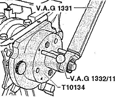 Затянуть гайку монтажного приспособления -Т10134- моментом 35 Нм. После затяжки гайки моментом 35…