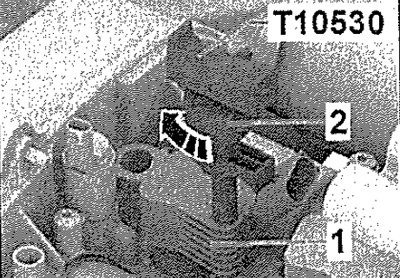 Вдавить съёмник -Т10530- в отверстие катушки…
