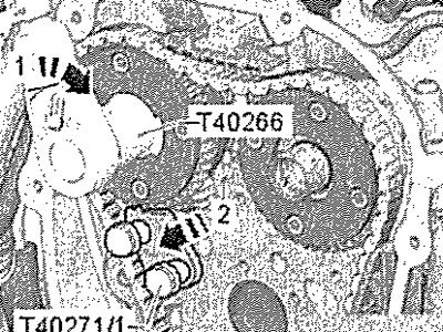 С помощью приспособления -Т40266-провернуть…