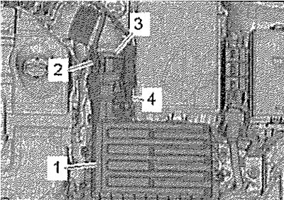 Отсоединить электрический разъём -2-от массового…