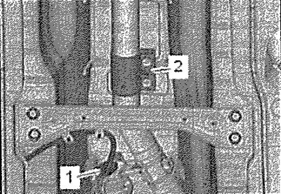 Отсоединить электрический разъём -1- от блока…