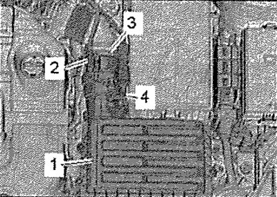 Отсоединить электрический разъём -2- от массового…