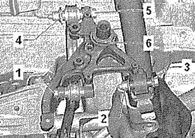 Открутить болт -3- с гайкой -2-.
