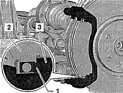 Вставить тормозные колодки -2- вместе с пружинами…