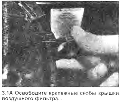 1. Снимите скобы, крепящие крышку воздушного…